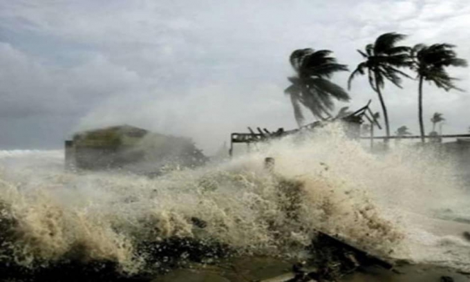 Miền Trung bão lũ do đâu?